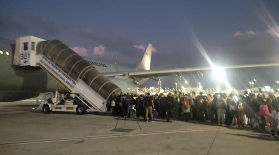 Prof_AndersonC's tweet image. 211 Brasileiros deixando Israel, embarcando em um avião da Força Aérea Brasileira. 

Parabéns à @fab_oficial pela logística e carinho com nosso povo.