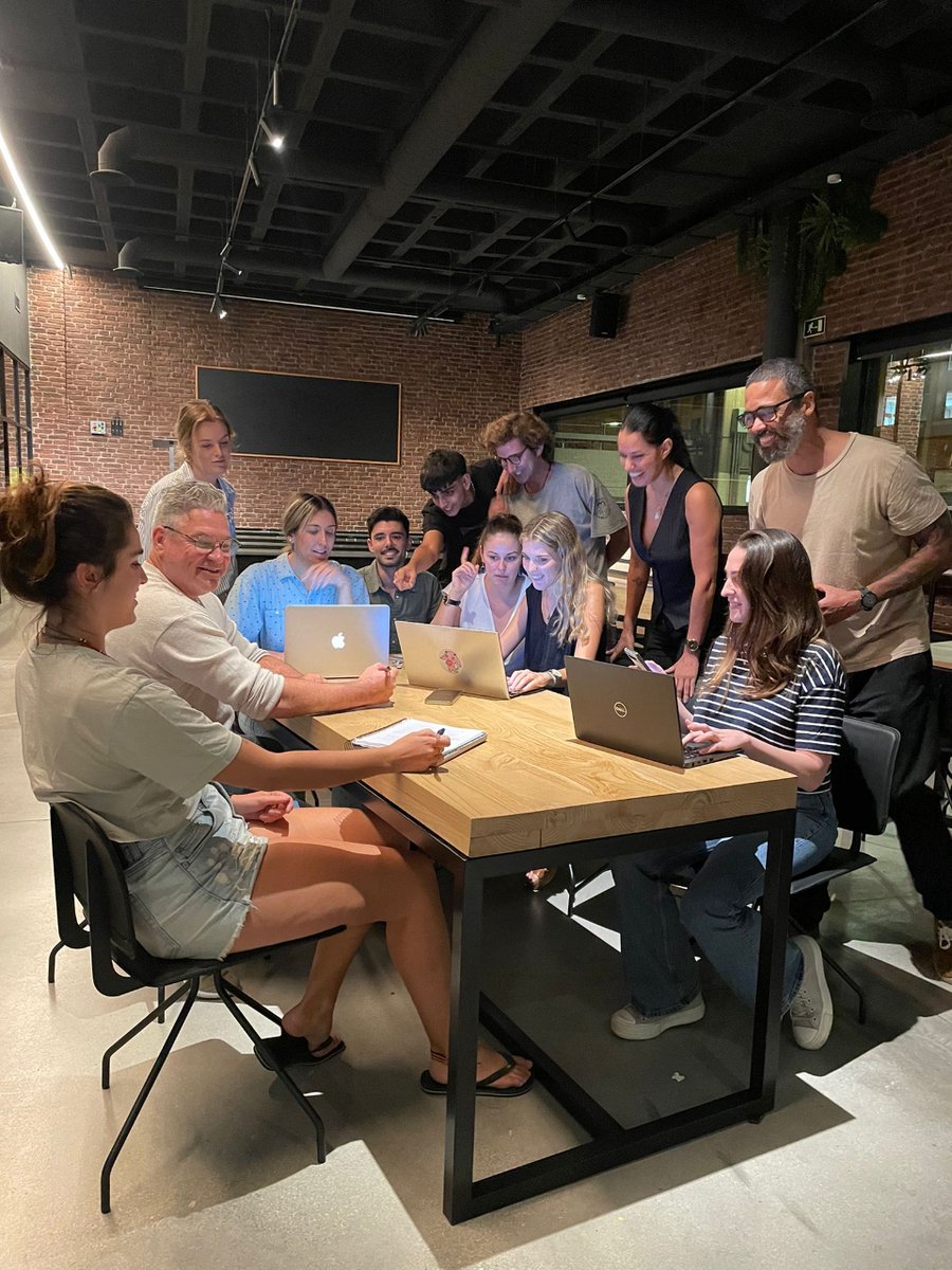 ¡PERO BUENO! El equipo #259 maquinando los últimos detalles de nuestro lanzamiento en redes 🛸
Ésta semana la estamos afrontando con mucho esfuerzo e ilusión para mostraros que somos la agencia más cañera (y trabajadora). 🤘
A tope nuestro nuevo lugar de trabajo en <a href="/aulaCM/">Aula CM - Escuela de Comunicación y Marketing</a>