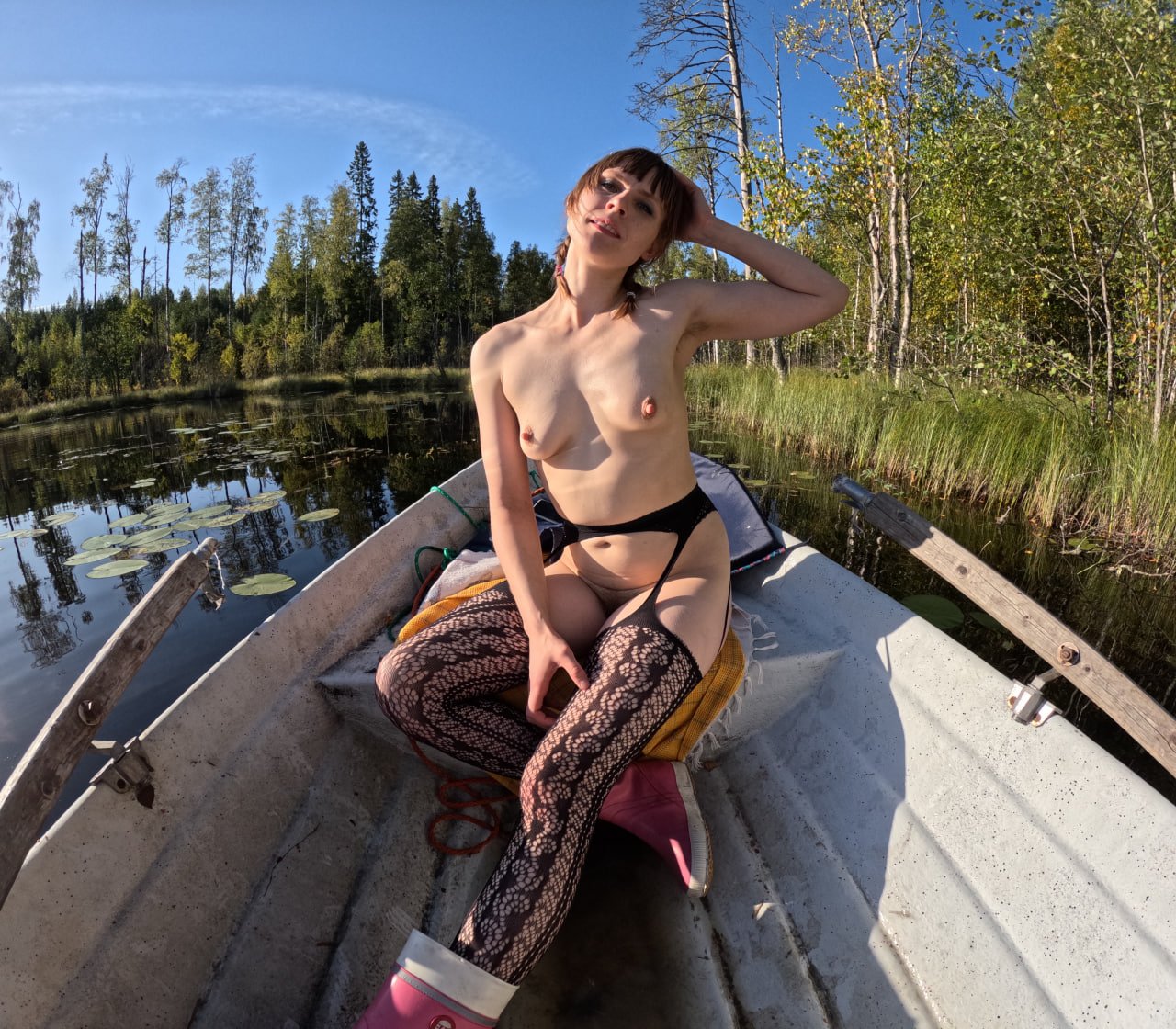 Voi juku, oonpa mä kuvannut kivaa materiaalia kesällä! Tässähän ihan ilostuu editoidessa, oheinen kuva "veneessä ei saa seistä"-teemaiselta videolta 😎 https://t.co/OOo2RPndEc