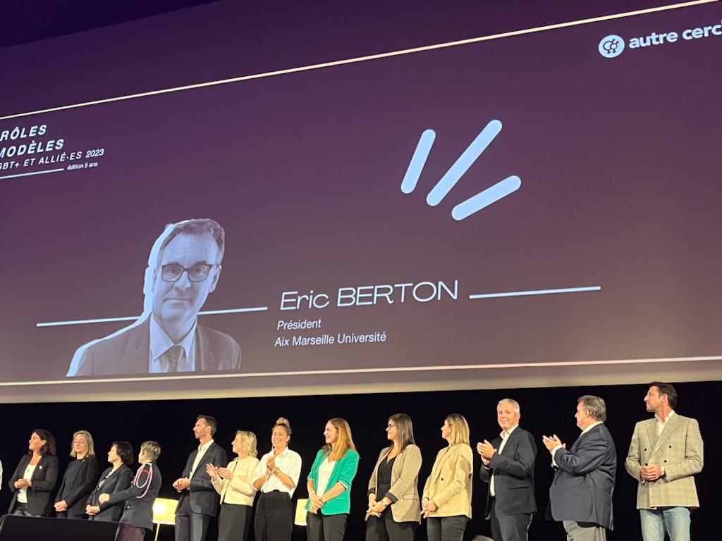 📷🌈 A l’occasion du 5e anniversaire de @AutreCercle qui œuvre pour l’inclusion et le bien-être au travail des personnes #LGBT+, @Eric__Berton et Aix-Marseille Université ont été mis à l’honneur, hier soir, pour leurs actions en faveur de l’égalité, l’#inclusion, et la diversité.