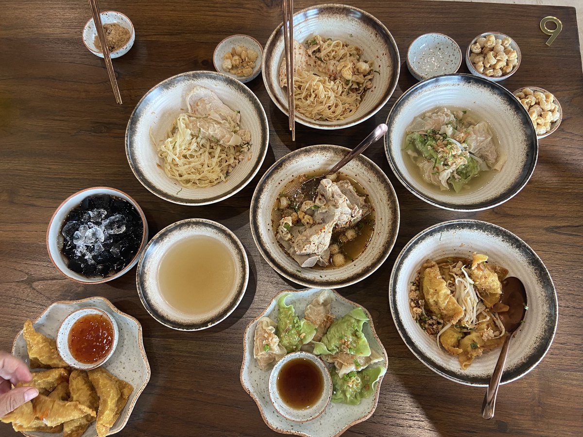itong2go's tweet photo. รสสุคนธ์ ก๋วยเตี๋ยวหมูต้มยำมะนาว ร้านมีเมนูไม่กี่อย่างแค่บะหมี่และก็เกี๊ยวและก็ซุปกระดูก แต่ทำออกมาอร่อยทุกอย่างโดยเฉพาะเกี๊ยวคือไส้แน่นมาก ร้านติดแอร์กว่างขวางเย็นสบายอยู่ในโครงการดีสเปซแถวโลตัสคำเที่ยง #รีวิวเชียงใหม่ https://t.co/QBmaRerTqw