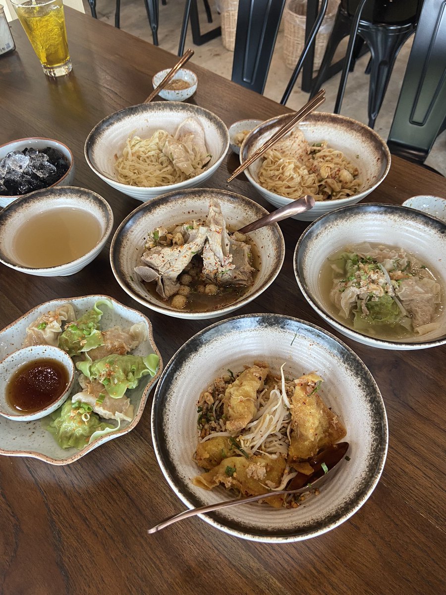 itong2go's tweet photo. รสสุคนธ์ ก๋วยเตี๋ยวหมูต้มยำมะนาว ร้านมีเมนูไม่กี่อย่างแค่บะหมี่และก็เกี๊ยวและก็ซุปกระดูก แต่ทำออกมาอร่อยทุกอย่างโดยเฉพาะเกี๊ยวคือไส้แน่นมาก ร้านติดแอร์กว่างขวางเย็นสบายอยู่ในโครงการดีสเปซแถวโลตัสคำเที่ยง #รีวิวเชียงใหม่ https://t.co/QBmaRerTqw