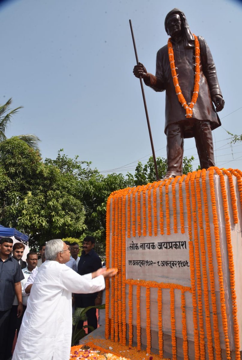 NitishKumar's tweet photo. लोक नायक जयप्रकाश नारायण जी की जयंती के अवसर पर पटना के आयकर गोलंबर परिसर स्थित उनकी प्रतिमा पर पुष्प अर्पित कर उन्हें नमन किया। https://t.co/IrIA7Iyb8I