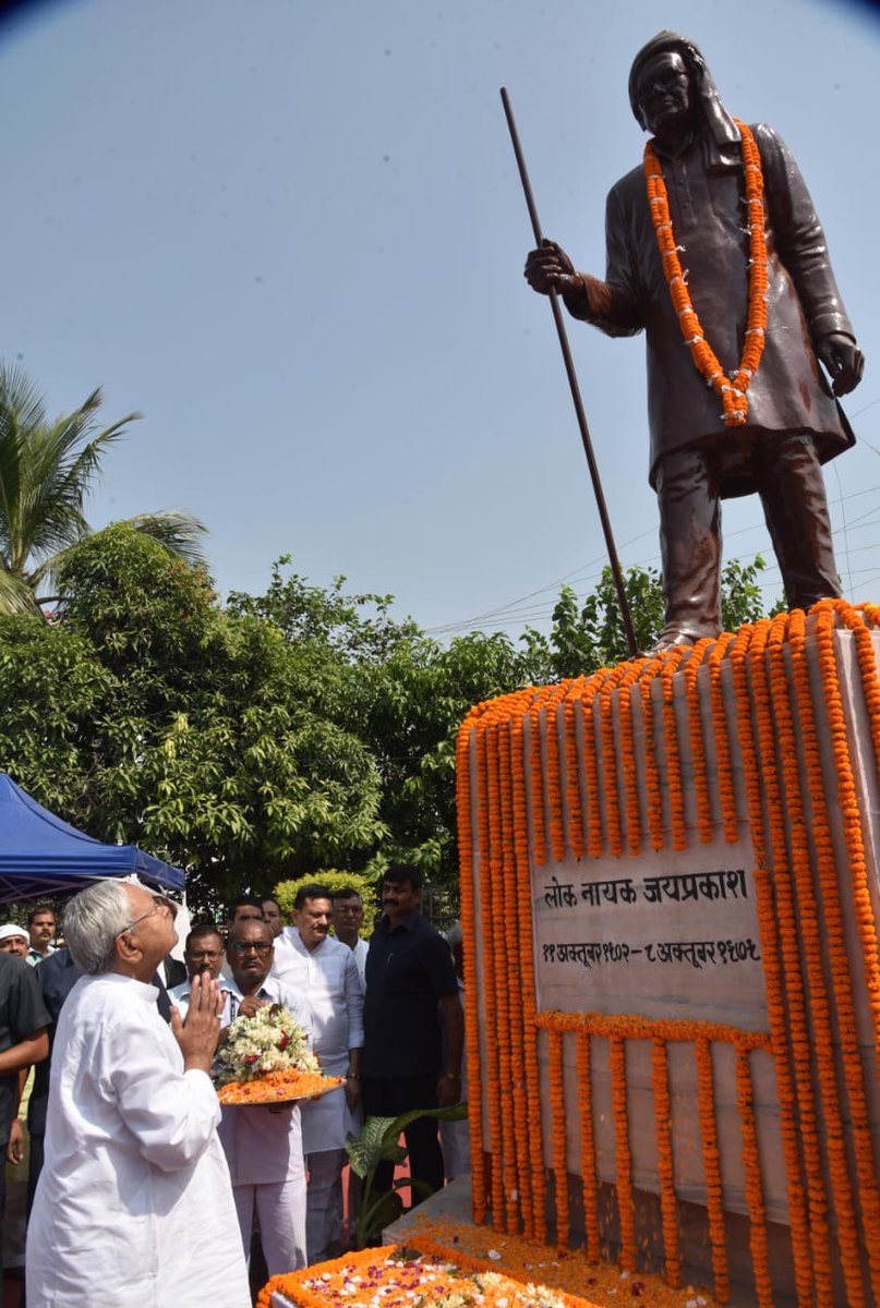 NitishKumar's tweet photo. लोक नायक जयप्रकाश नारायण जी की जयंती के अवसर पर पटना के आयकर गोलंबर परिसर स्थित उनकी प्रतिमा पर पुष्प अर्पित कर उन्हें नमन किया। https://t.co/IrIA7Iyb8I
