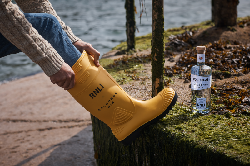 With every bottle helping save lives at sea - @SalcombeDCo partners with the heroic @RNLI to launch Four Seas Gin.

Find out about the partnership when you read the article at riseandshine.hale-events.com and follow us now for more like this.