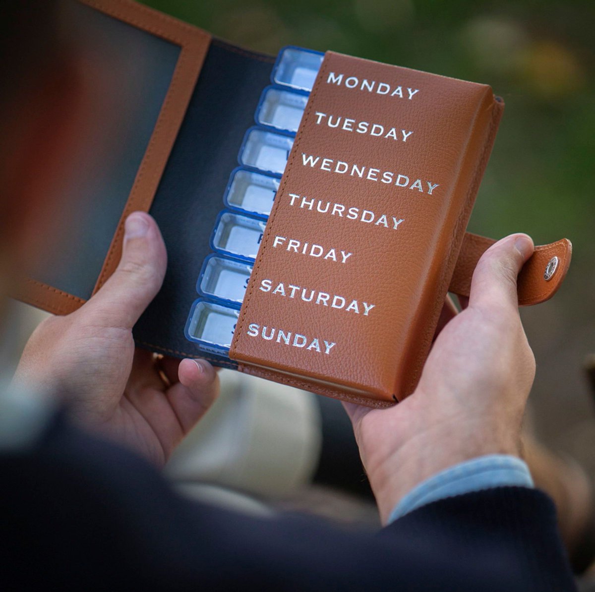 EttingerLondon's tweet image. Divide and organise your pills &amp;amp; vitamins using our stylish leather Capra Pill Case. Open the case and you will find seven pill boxes within, one for each day.
Why not make this personal accessory truly special by adding your initials

#EttingerLondon #PillCase #PillBox #Ettinger