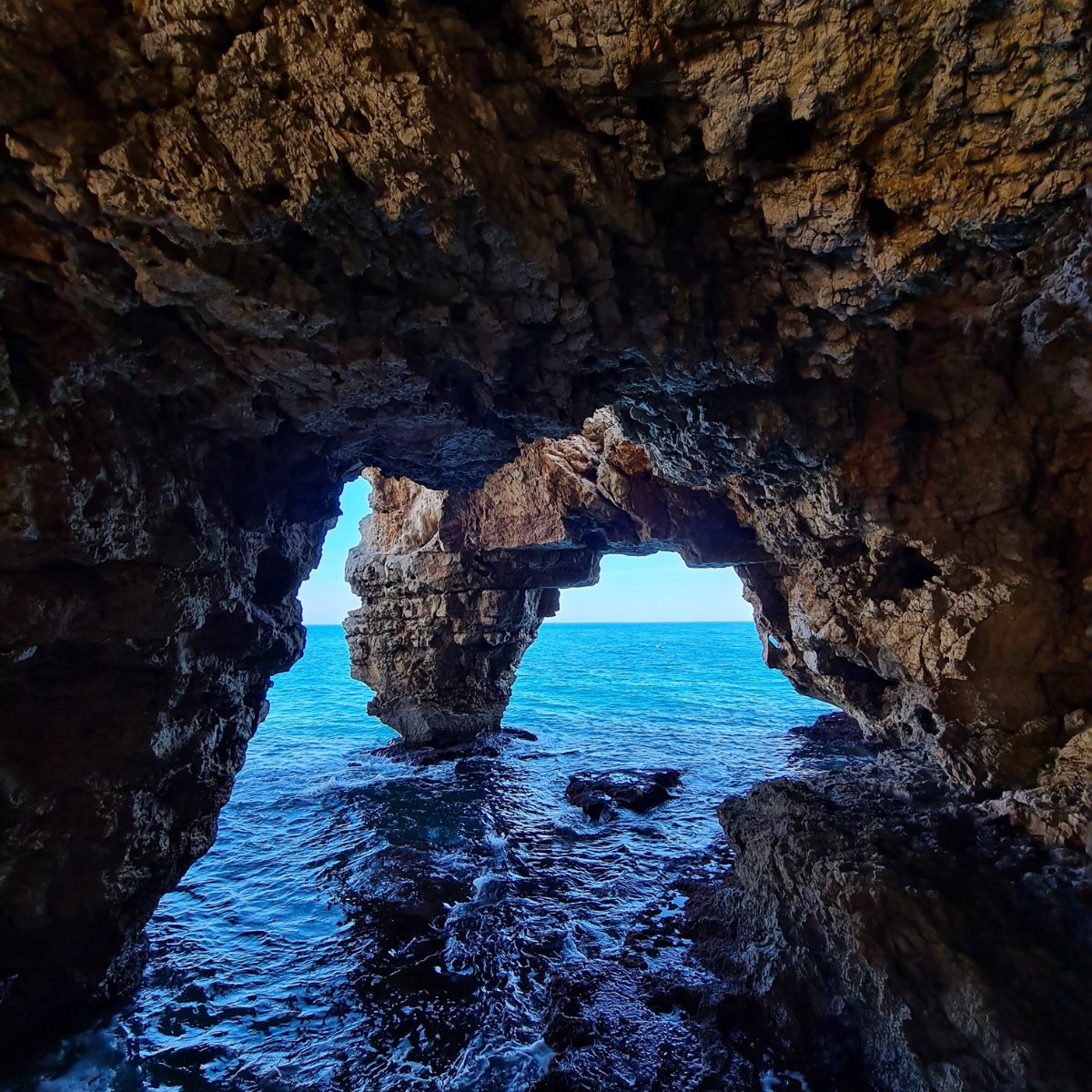 costablancaorg's tweet image. Un viaje en el tiempo te espera en las cuevas de la #CostaBlanca 👷‍♂️🔦. Descubre el fascinante legado de nuestros antepasados mientras exploras estos enigmáticos refugios subterráneos. Las cuevas que no puedes perderte 👉  bit.ly/CuevasCB