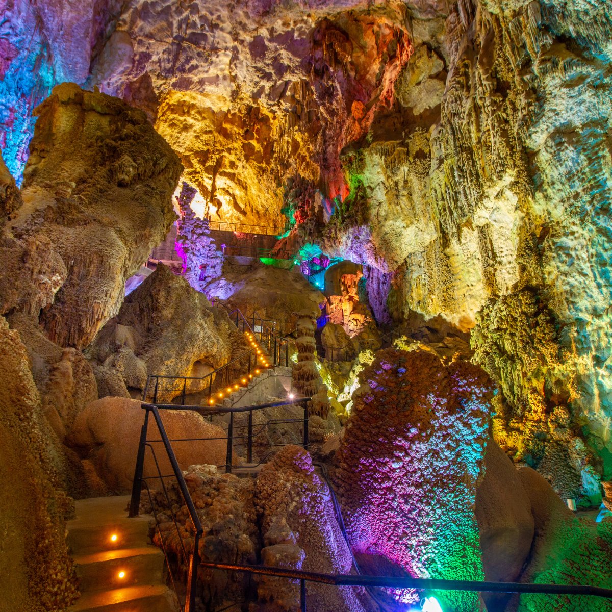 costablancaorg's tweet image. Un viaje en el tiempo te espera en las cuevas de la #CostaBlanca 👷‍♂️🔦. Descubre el fascinante legado de nuestros antepasados mientras exploras estos enigmáticos refugios subterráneos. Las cuevas que no puedes perderte 👉  bit.ly/CuevasCB