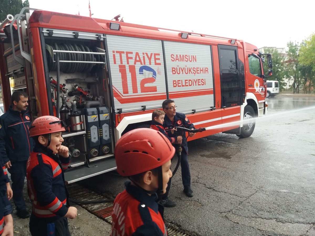 bafraegitimuyg2's tweet photo. İtfaiyeciler Haftası nedeniyle Bafra İtfaiye Grup Amirliğini ziyaret ederek, olası yangın ihtimaline karşın neler yapabileceğini ve acil durumda aranacak numaranın 1-1-2 olduğunu öğrendik. Bafra İtfaiye Grup Amirliği personeline yakın ilgilerinden dolayı çok teşekkür ederiz. https://t.co/b5mqJfj5tj