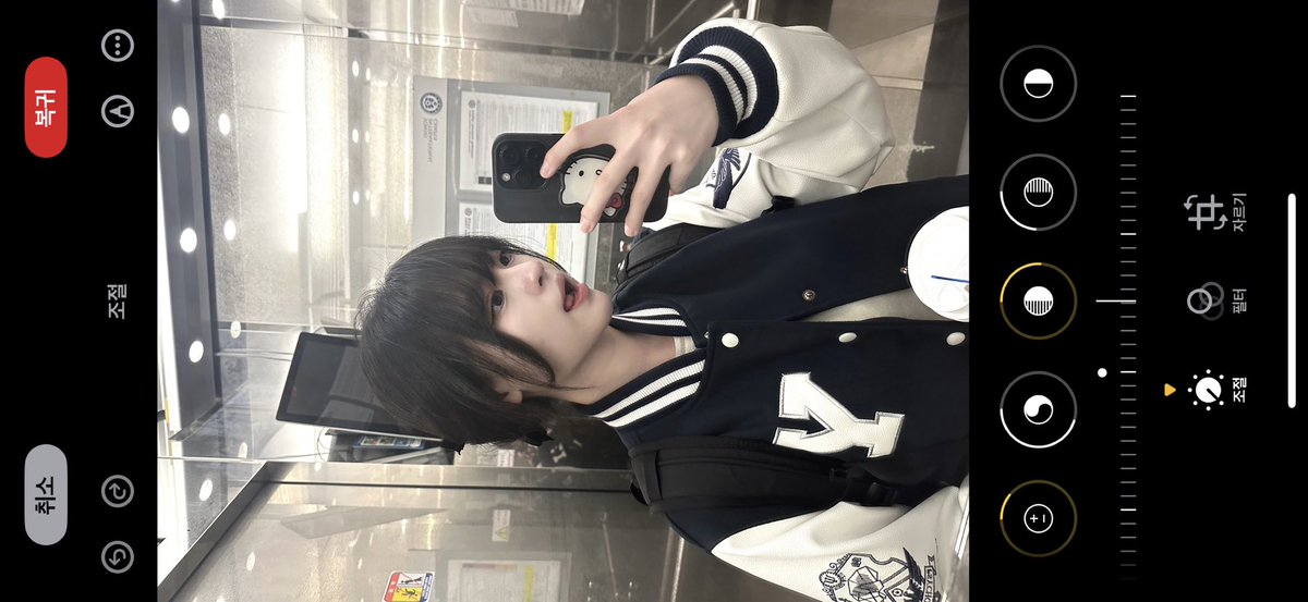 스핀깅이 요청한 거울 셀카 보정법 📸

>> 노출 +10
      휘도 -45
      하이라이트 +25
      그림자 -25
      밝기 +5
      채도, 따뜻함 조금 내리고 명료도 쪼금 올려 주기!

이렇게 하면 흐리멍텅하게 나온 애매한 사진도 얼굴 하얗게... 예부게 변해요 ••• ♡ 추천!!!