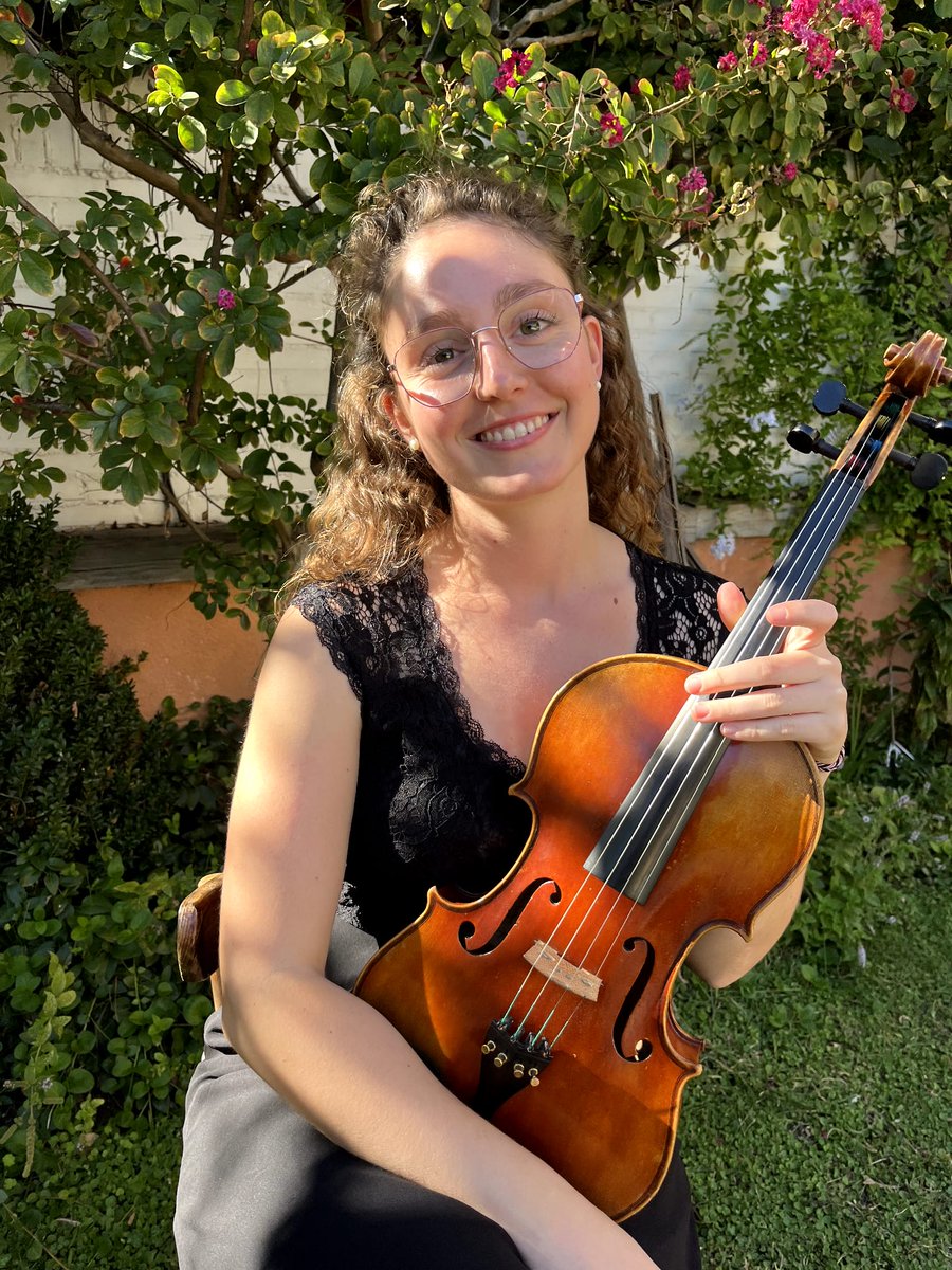 CuartetoFR's tweet photo. Os presentamos a nuestra violista, Clara Rosich (@claranimiel) 

🎶Tiene 24 años y estudió el Grado Profesional de Música en la especialidad de Viola en el Conservatorio Profesional de Música de Getafe. Aquí ha participado en la Orquesta Sinfónica, grupos de violas y ha hecho + https://t.co/f3BMtUu9f3