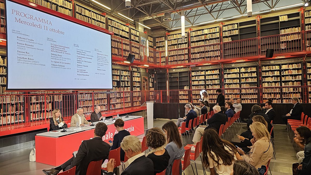 FabCreativa's tweet photo. Ed occoci qua alla Biennale di Venezia.
Presso la Biblioteca della Biennale si parla della "Conservazione della Memoria per progettare il futuro", gli Archivi e le Biblioteche come patrimonio della conoscenza. Presenti le Citta' Creative Unesco, tra cui Fabriano🙂 https://t.co/tok6KULP2R
