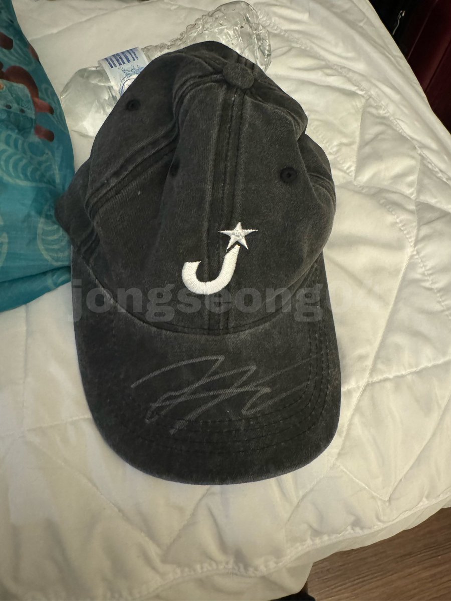 jongseong04's tweet photo. GUYS IM CRYING, I HAD A WHOLE CONVO W JAY ABOUT A HAT I MADE HIM AND HE SIGNED IT AND POSED IT FOR ME https://t.co/uwp1AgOTn0