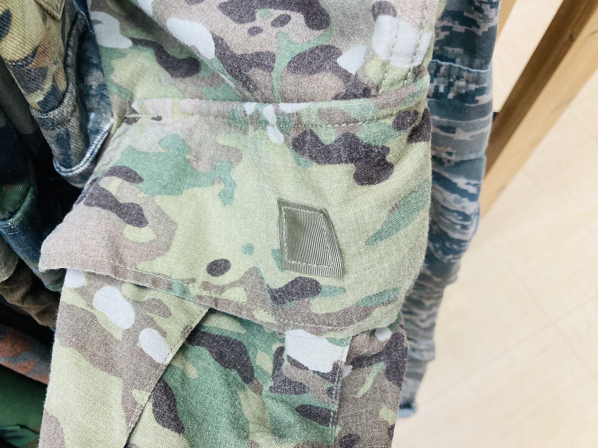 以前から気になってたんだけど、米軍のマルチカムパンツとかについてるこの小さな正方形の当て布❓って何のためについてるんだろうか…
