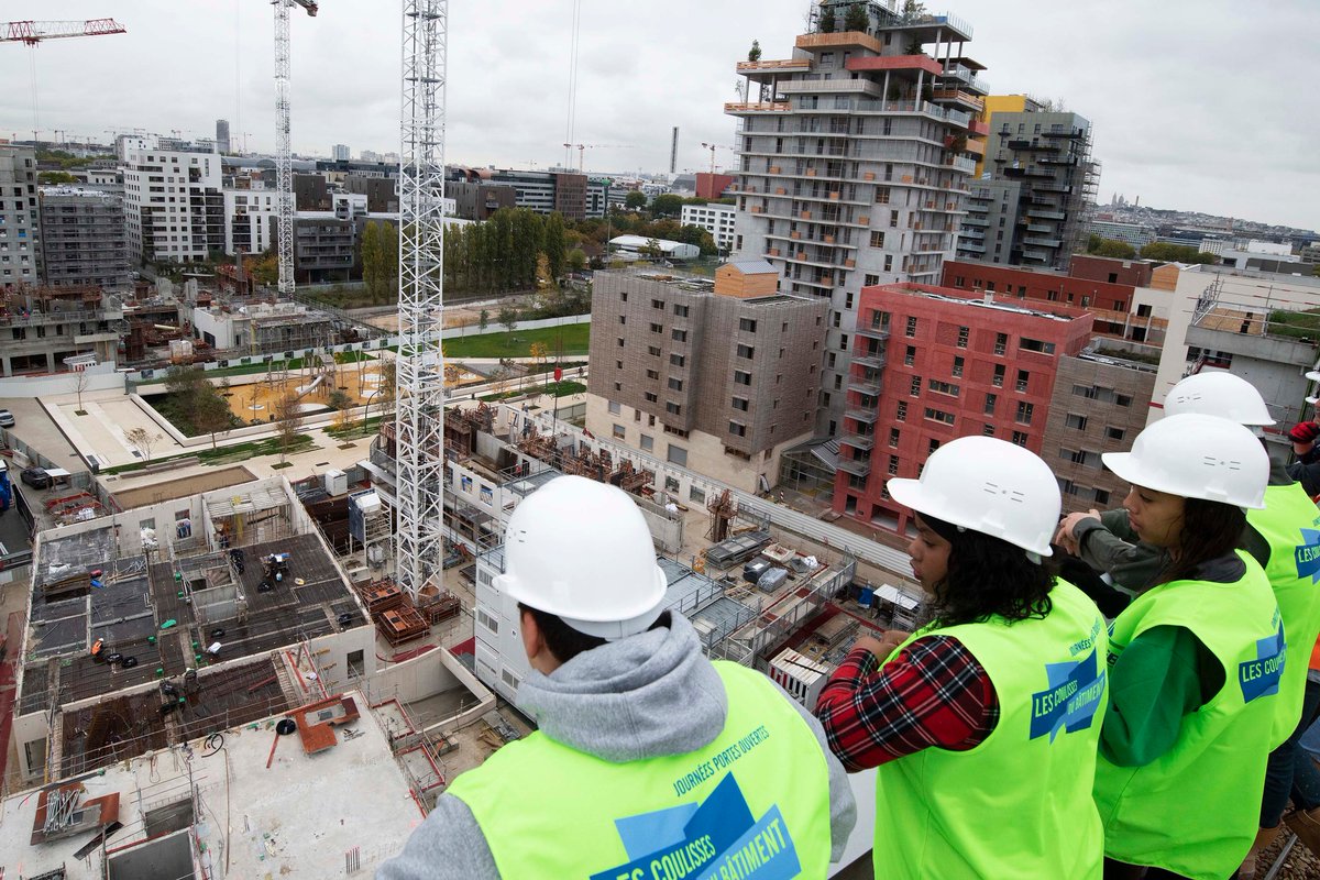 FFBAura's tweet photo. [Coulisses du Bâtiment] 3️⃣ 9️⃣ chantiers ouvrent leurs portes aux scolaires en Auvergne-Rhône-Alpes 👷‍♂️

 #CoulissesDuBâtiment : 12 &amp; 13 octobre. 
L'occasion pour les jeunes de découvrir la face cachée d’un chantier et tous métiers du secteur #bâtiment

Le programme en région ⤵ https://t.co/0Tcr79105I