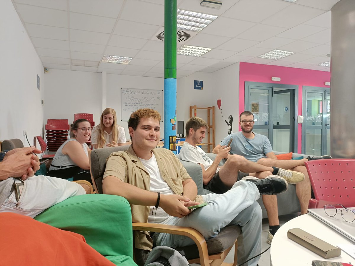 ESOLIUPO's tweet photo. ¡Ayer presentamos el GDSC UPO 2023-24 y la II AGO en una emocionante reunión en el local de asociaciones! Agradecemos a @ESN_UPO y las delegadas de las facultades de deporte, empresariales y humanidades por unirse a este emocionante comienzo. 🙌🫂 #GoogleDevelopers https://t.co/JI7QEmH8pu