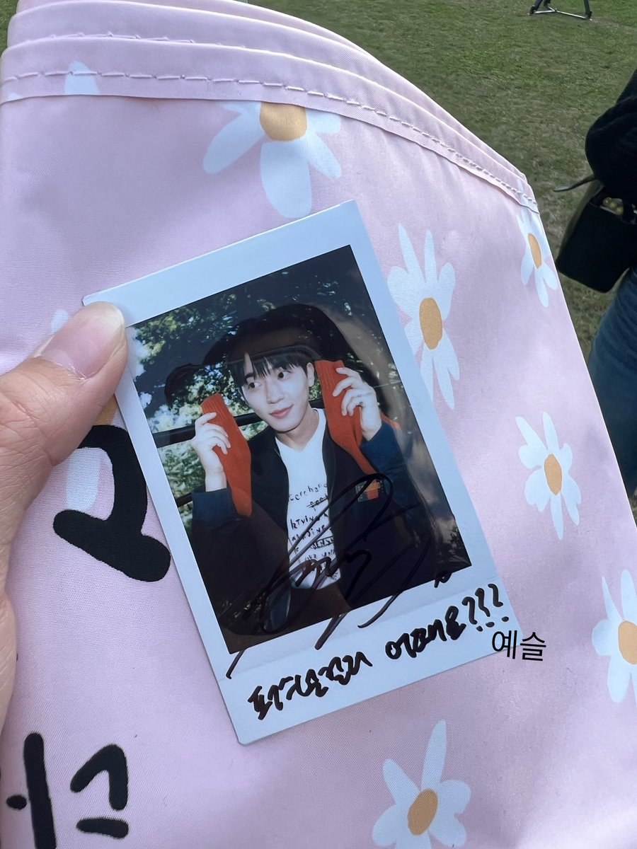 tmftmf1999's tweet photo. 231011 종현 뮤직인더트립 버스킹 

종현아.. 너 너무 치명적이야..💜 https://t.co/uLMQtOqoy8