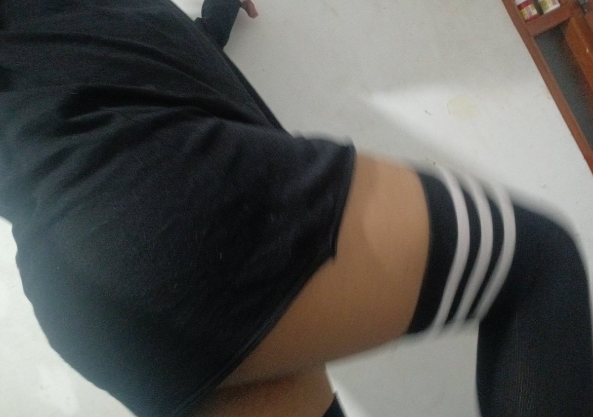 AndrHellfemboy's tweet photo. Fue día de piernas quedé destrosao ahora su lolcito :3

#limagay #peru #femboy #pasivo #lima #morboperu #horny https://t.co/mwJ9Gbaykf