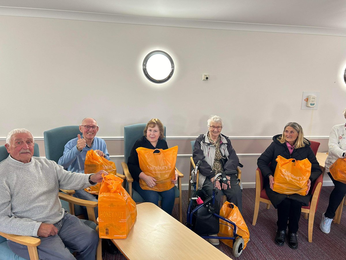 Piltonequality's tweet photo. Last week was #ChallengePovertyWeek

We know the importance of food in bringing people together, &amp; the impact of food poverty. Last week, we delivered food parcels to our Friday Neighbourhood Group &amp; our Weekend Resource.  

Thank you to Sainsbury’s for the donation of 500 bags https://t.co/5xOos9ZZKK