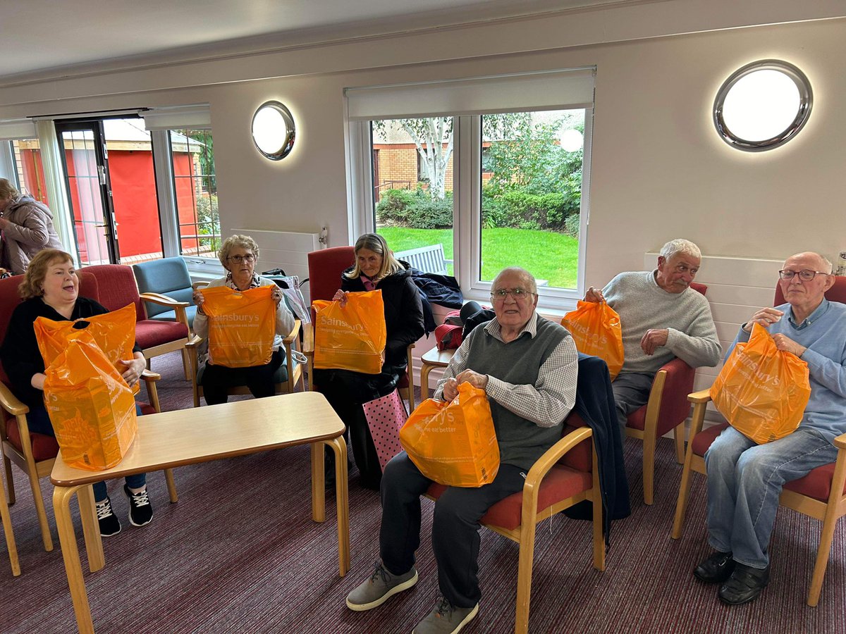 Piltonequality's tweet photo. Last week was #ChallengePovertyWeek

We know the importance of food in bringing people together, &amp; the impact of food poverty. Last week, we delivered food parcels to our Friday Neighbourhood Group &amp; our Weekend Resource.  

Thank you to Sainsbury’s for the donation of 500 bags https://t.co/5xOos9ZZKK