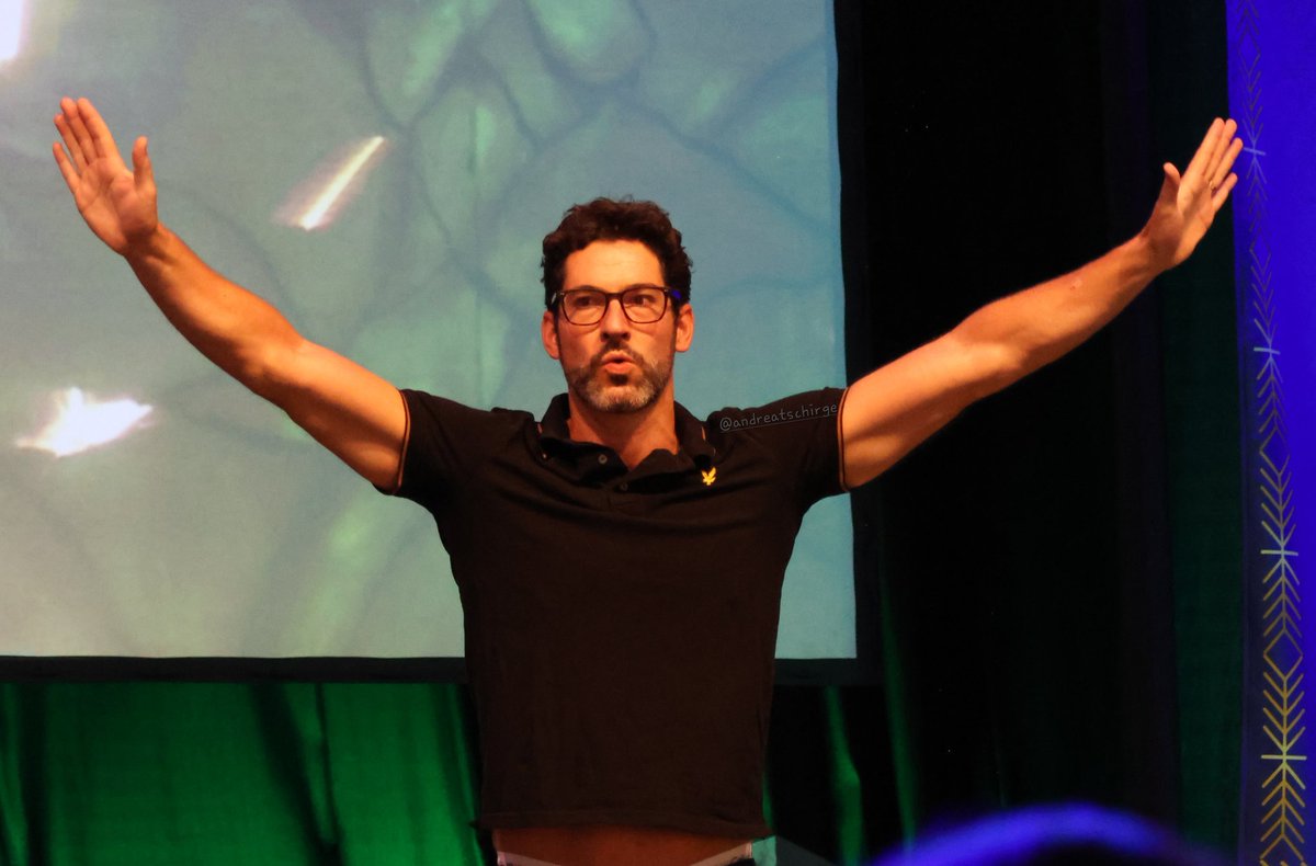 andreatschirge's tweet photo. I will exist bc of my #MagicCon2023 photo output for a while.
#TomEllis during his Saturday panel. 🥰
👀 his arms! https://t.co/NzaZPx2gkR