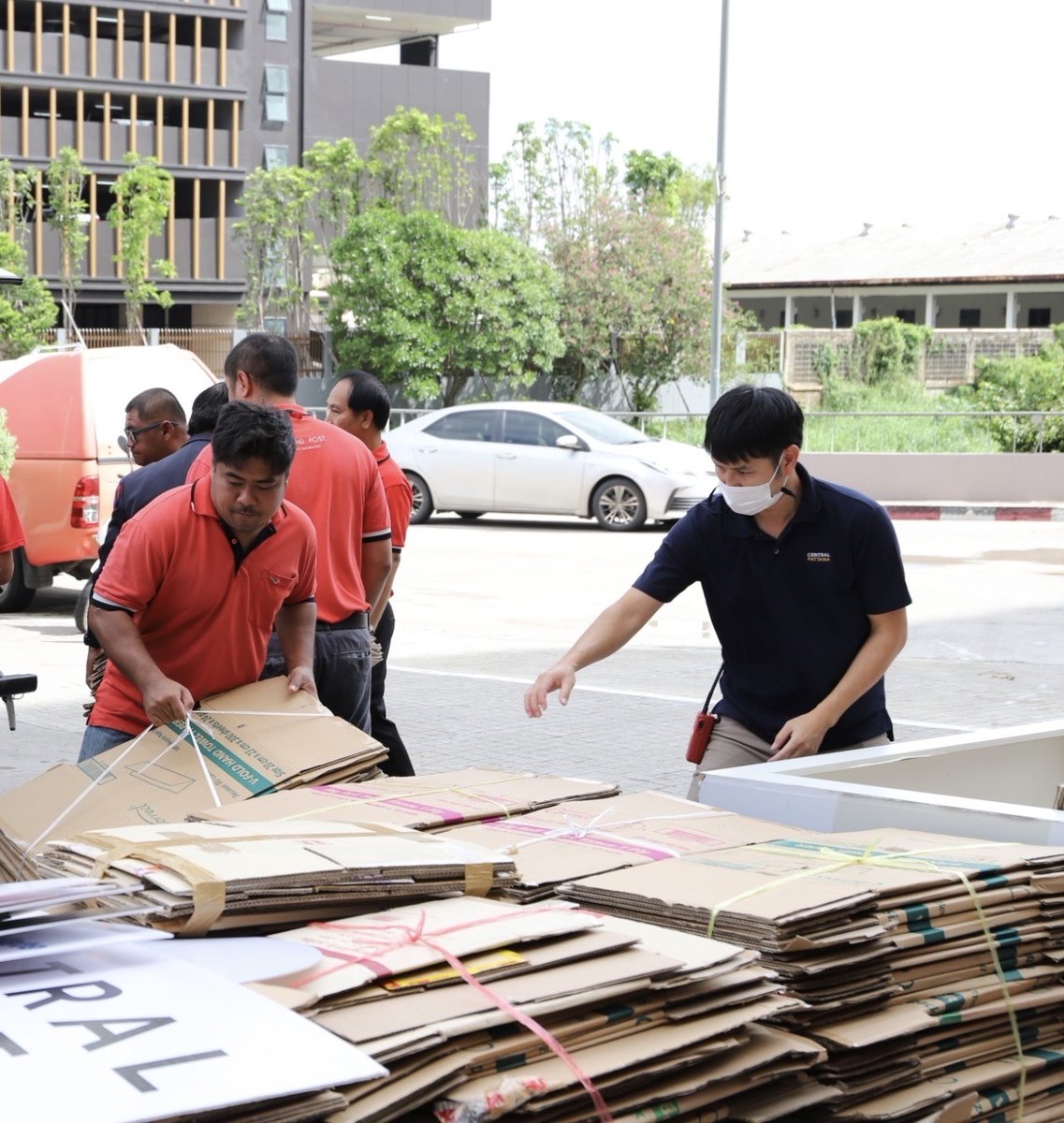 Thailand_Post's tweet photo. ไปรษณีย์ไทย X เซ็นทรัล โคราช
11 ต.ค. 66 ไปรษณีย์ไทย เข้ารับมอบกล่องและซองไม่ใช้แล้วครั้งแรก จำนวนกว่า 1,530 กก. จากศูนย์การค้าเซ็นทรัล โคราช ในเครือเซ็นทรัลพัฒนา จำกัด (มหาชน) (CPN) ให้แคมเปญ "#reBOX" เพื่อนำไปรีไซเคิลเป็น #กล่องรักที่สัมผัสได้ ให้คนพิการ
#140ปีไปรษณีย์ไทย https://t.co/yhW9G1xnwi