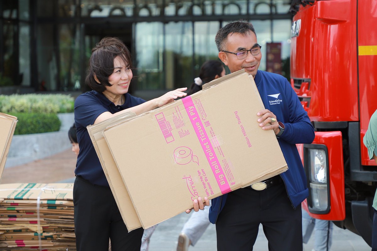 Thailand_Post's tweet photo. ไปรษณีย์ไทย X เซ็นทรัล โคราช
11 ต.ค. 66 ไปรษณีย์ไทย เข้ารับมอบกล่องและซองไม่ใช้แล้วครั้งแรก จำนวนกว่า 1,530 กก. จากศูนย์การค้าเซ็นทรัล โคราช ในเครือเซ็นทรัลพัฒนา จำกัด (มหาชน) (CPN) ให้แคมเปญ "#reBOX" เพื่อนำไปรีไซเคิลเป็น #กล่องรักที่สัมผัสได้ ให้คนพิการ
#140ปีไปรษณีย์ไทย https://t.co/yhW9G1xnwi