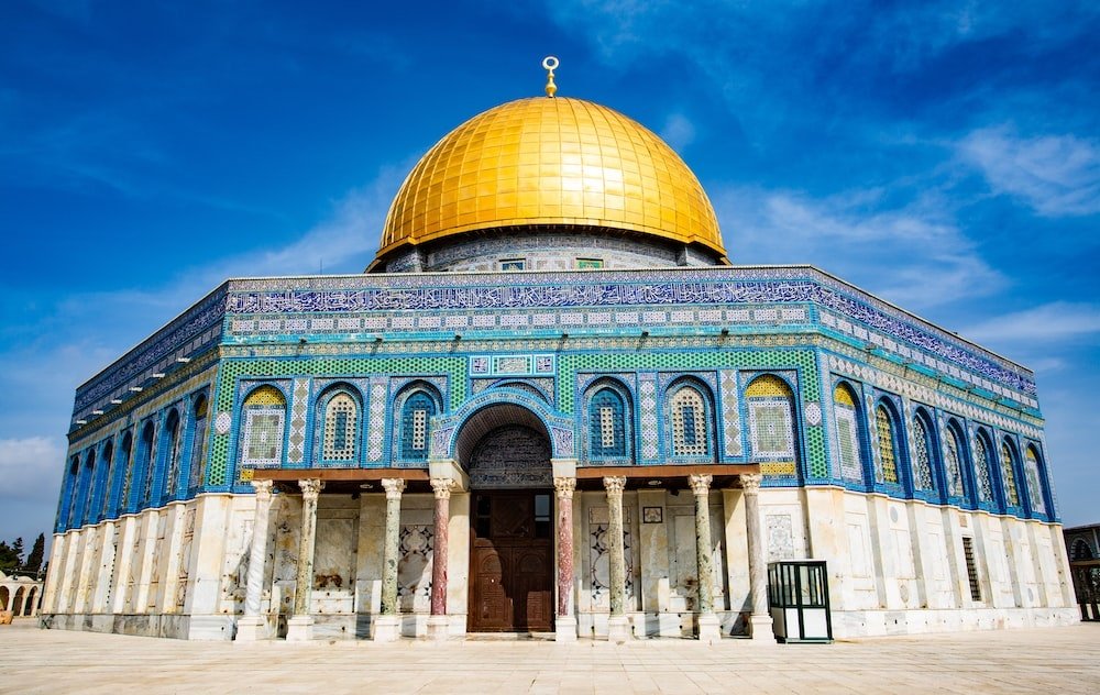 lizaatweets's tweet photo. This is NOT Masjid Al Aqsa, many Muslims think that this one w golden dome is real masjid Al Aqsa, but it's not. This is known as Qubbat as Sakhra or dome of the rock. Israel wants to destroy the real Masjid Al Aqsa silently n will show you the picture of dome of the rock saying, https://t.co/GJj3DV1NRt