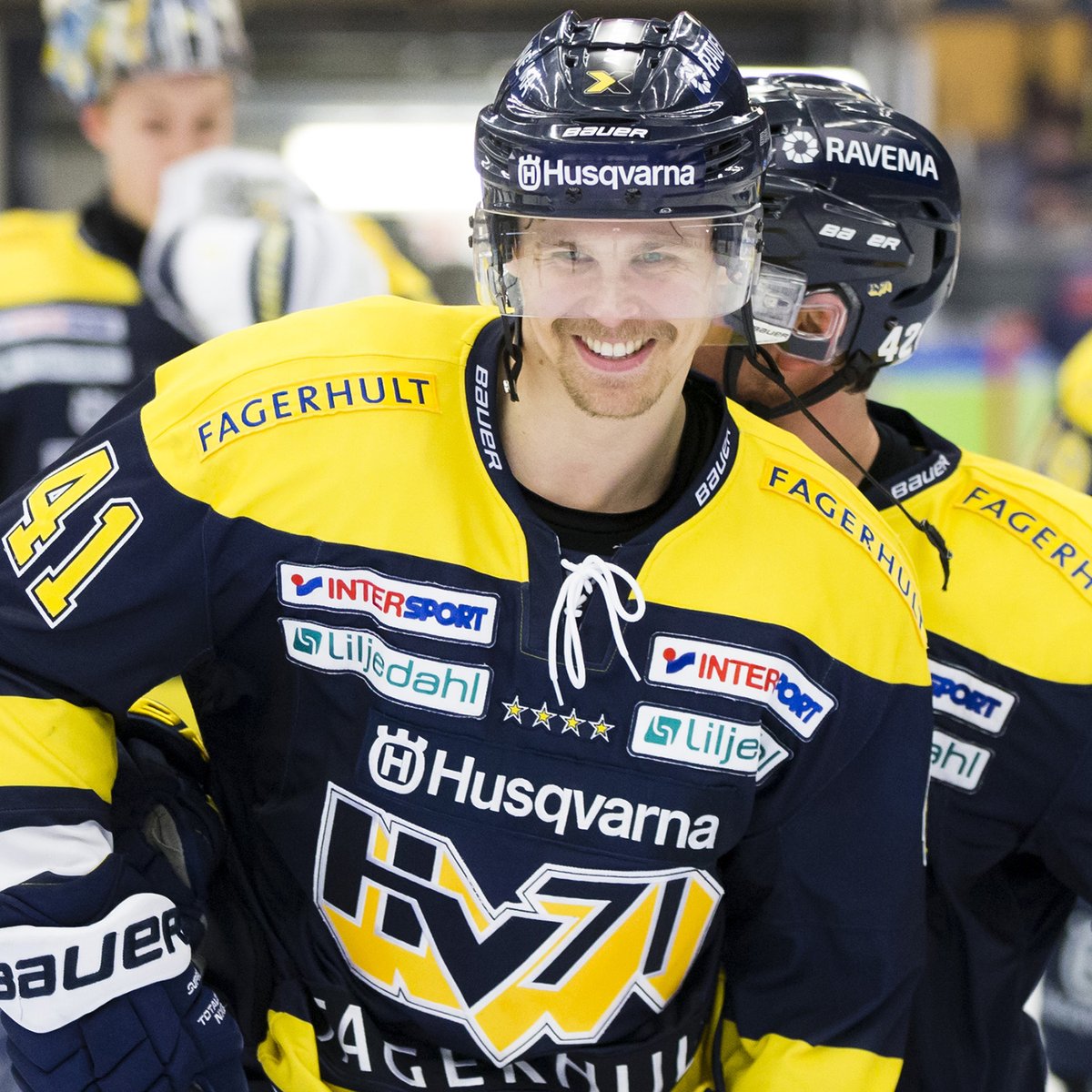 HV71's tweet photo. Idag meddelade HV-produkten och dubbla SM-guldsvinnaren David Ullström att karriären är över. Stort grattis till en fantastisk hockeykarriär @d_ullstrom ! ⭐️ #HV71 https://t.co/zqYA484EKX