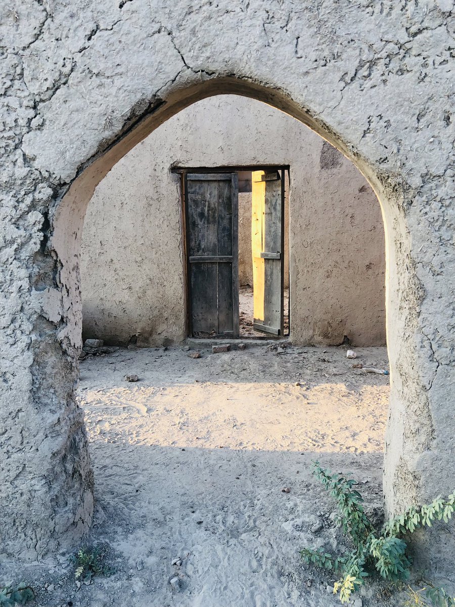 منهنجي گهر تي ڪو بہ سُڃاڻپ نمبر ناهي،
پوري سنڌ ۾ اهڙا هزارين گهر آھن،
جن جي دروازن تي ڪوبہ سُڃاڻپ نمبر ناهي، ۽ نہ انهن گهرن ڏانهن ويندڙ رستن جا ڪي نالا ۽ نشان آھن،بي نمبر گهر ۽ بي نام رستا سڀ منهنجا آھن، نالا نشان هن ڌرتي جي  تاريخ جي ڳوڙھن سڀ مٽائي ڇڏيا.
#HBDAbdulWahidAresar