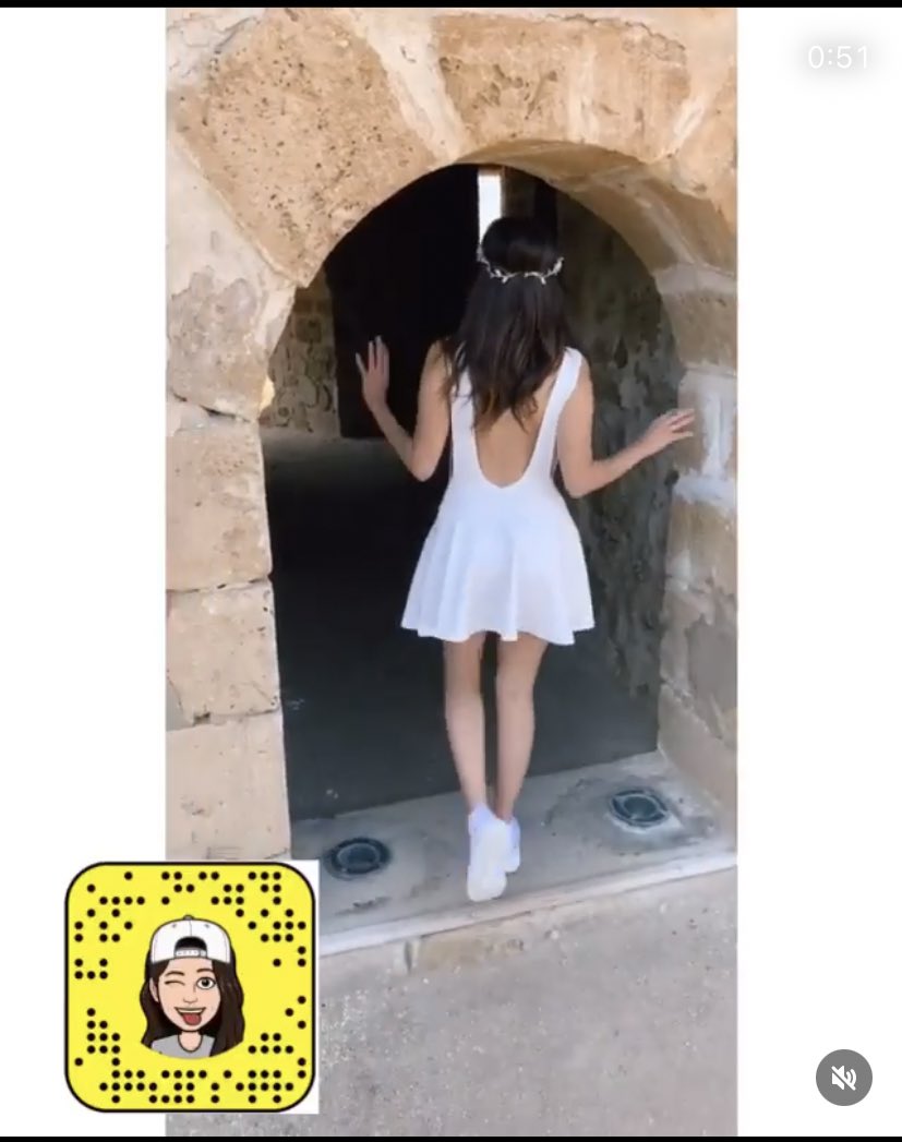 بناتكم لازم يطلعو من المملكة علشان يحسون على الحرية و دب الداشر قاعد يقول "رؤية 2030” بالله اي رؤية عندك و مواطنينك هاربين كانهم من المواليد ياجزمة.  #السعودية #جدة #رياض