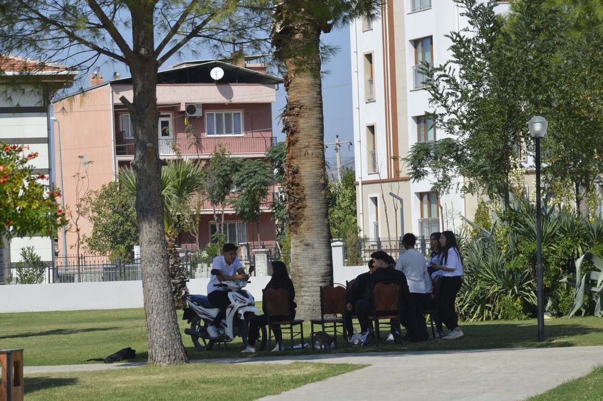 BelediyeCine's tweet photo. Cumhuriyet Parkı’mız, öğrencilerimizin öğle aralarına da ev sahipliği yapıyor.

Öğle yemekleri için sıklıkla Cumhuriyet Parkı’nı ziyaret eden öğrencilerimiz, aynı zamanda parkın temiz doğasında kitap okuyup, ders çalışıp, arkadaşlarıyla sosyalleşme imkanı buluyor. https://t.co/BwA9zfYc7P