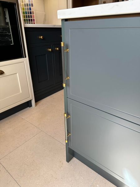 You can find our immix reed pull handles in antique gold on display at the Byron Burford showroom in Burford!