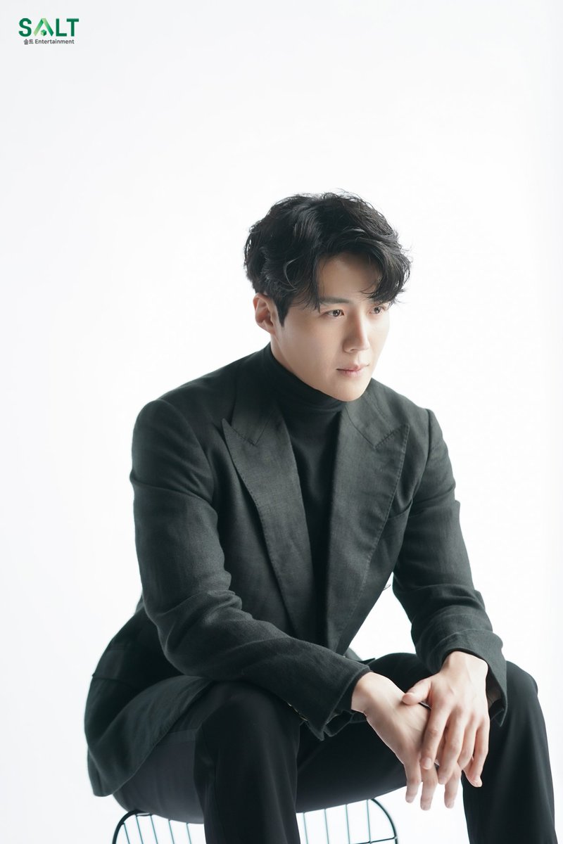 가을과 어울리는 무드로
시선을 사로잡은 김선호 배우✨️

'ELLE MAN SINGAPORE' 2023년 05호
비하인드 사진 공개💙
-
#김선호 #Kimseonho #EllemanSingapore #엘르맨싱가포르