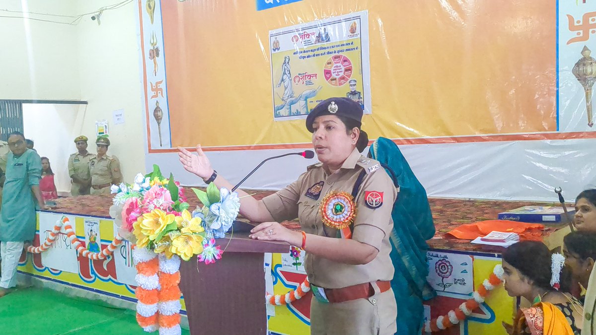 mahobapolice's tweet photo. अन्तर्राष्ट्रीय बालिका दिवस पर #SPMBA @IPSAparnaGupta द्वारा सरस्वती विद्या मन्दिर इ.कॉ., चरखारी में महिला सशक्तिकरण कार्यशाला में प्रतिभाग कर समृद्ध समाज के निर्माण हेतु बेटियों के सशक्तिकरण की दिशा में .@UPGovt द्वारा चलाई जा रही विभिन्न योजनाओं/हेल्पलाइन न. की जानकारी दी गई। https://t.co/Rb4UncHJv5
