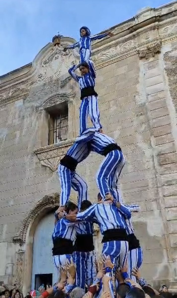 pau_alacant's tweet photo. Hui la Muixeranga d’Alacant fa 9 anys. L’11 d’octubre de 2014 feiem el nostre primer Pilar de 3…  i el passat mes de juny alçàvem tres figures de 5 en la Plaça Major d’Algemesí. Qui ens ho anava a dir! Força i amunt! Per molts anys més! https://t.co/gXF2xjUlmU