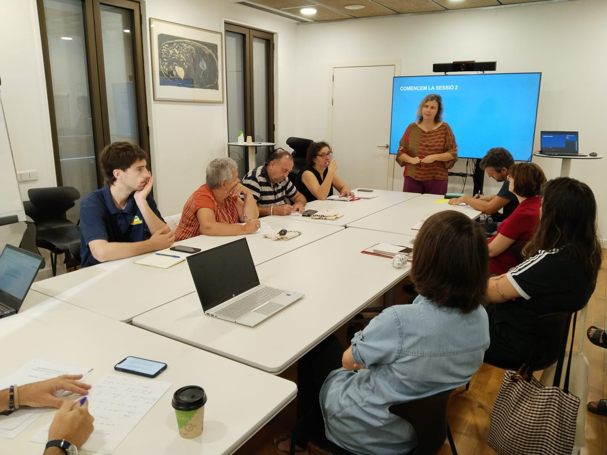 sdeicec's tweet photo. 📍Aquest matí continuem coent els plans de comunicació dels 10 projectes culturals participants.
🗣️Gràcies als valuosos consells i l'ajuda de @sllombart, les entitats van ideant el seu propi full de ruta a seguir per aconseguir els objectius desitjats.🗺️ https://t.co/DbbqV67GtX