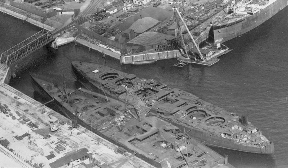 PhilipKAllan's tweet image. The hulls of two German Dreadnoughts, a battleship and battlecruiser, found in Kiel in 1918, abandoned before completion.

#GermanNavy #TheGreatWar #WW1