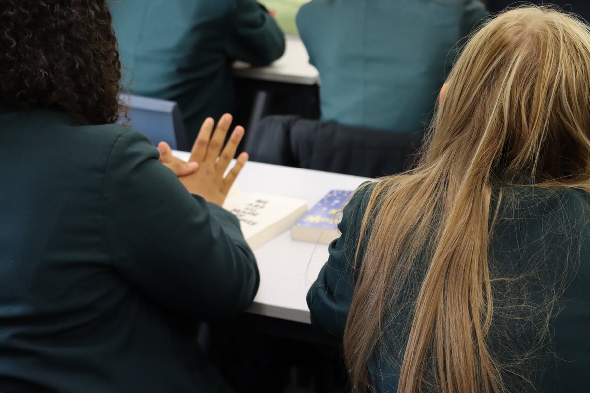 HonleyHighUK's tweet image. Students are enjoying iGen this morning! Some fantastic concentration and great discussions around some challenging themes - well done everyone. #iGen #readingforpleasure #lovereading #literacy