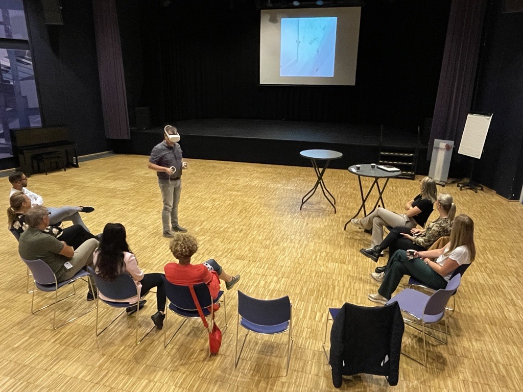 DeWoonplaats's tweet photo. Vorige week stond in het teken van #innovatie. Tijdens een sessie kregen medewerkers uitleg over de mogelijkheden van Virtual Reality, bijvoorbeeld op het gebied van beheer en onderhoud van woningen. Maar ook bij het informeren van onze (toekomstige) huurders en woningzoekenden! https://t.co/HVXlwjU4kW