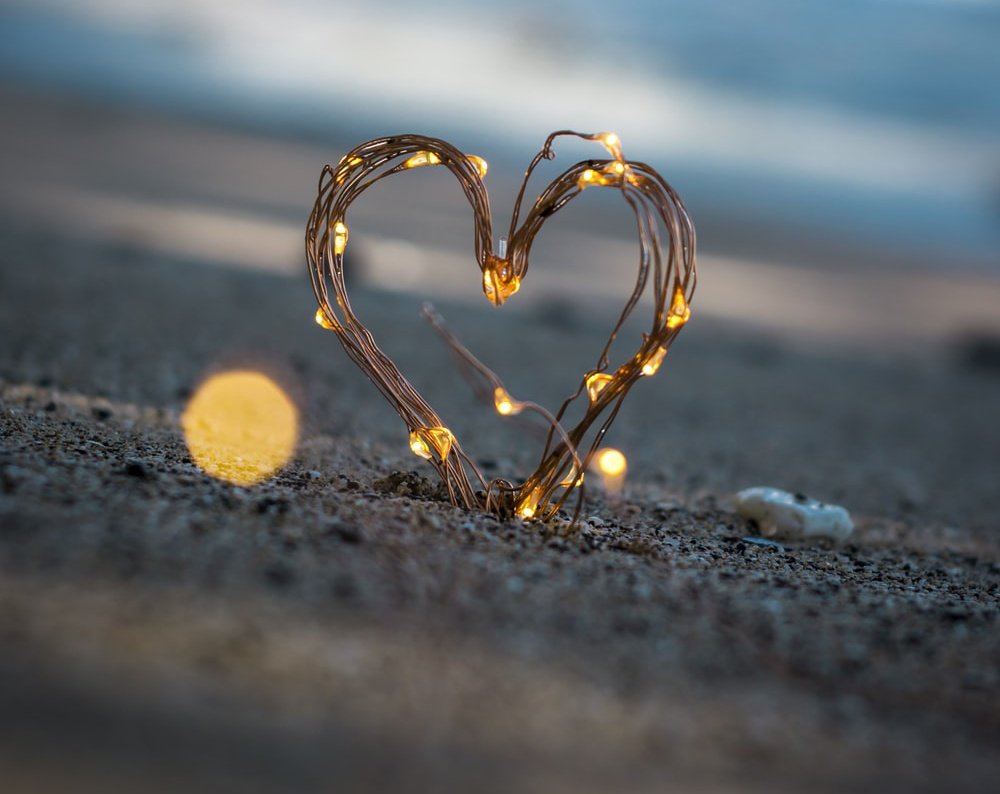 .
وإذا ألتقينـا والعيــون روامــقٌ
صمتِ اللسـانُ وطرفـها يتكلـمُ

تشكو فأفهـمُ ما تقولُ بطرفِهـا
ويردُّ طرفـي مثلَ ذاک فتفهـمُ