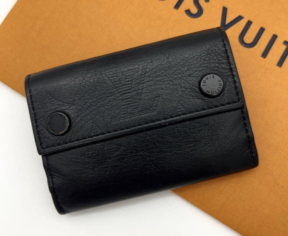 sho_vuitton_'s tweet photo. 最近売れたの✨

ラインはモノグラムシャドウ
比較的最近作られた高級ラインです♪
品名はディスカバリーコンパクト
この商品は人気で他のラインでも売られてます💡

21000⇒34000

約1万ほどの利益なので満足😌
さて、チャーハン作ろ https://t.co/VEtQ04Xmbo