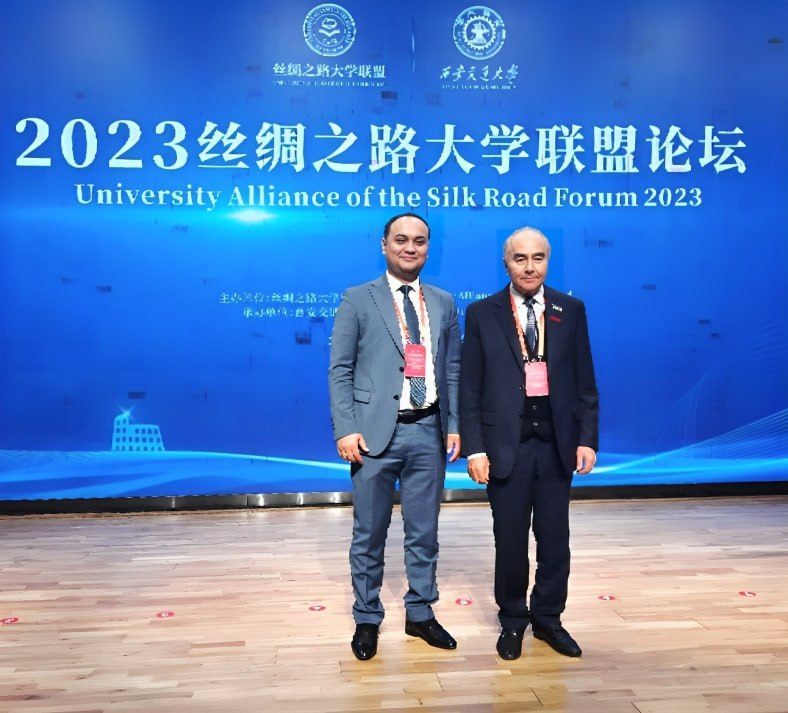 Самарқанд давлат университети ректори, Ўзбекистон Республикаси фан арбоби, Олий Мажлис Сенати аъзоси Рустам Холмуродов Ғарбий Хитой фан ва технология инновациялар (Ҳарбоур) кампусида ўтказилаётган "Ипак йўли университетлар Аллианси"нинг ялпи мажлисида иштирок этмоқда.