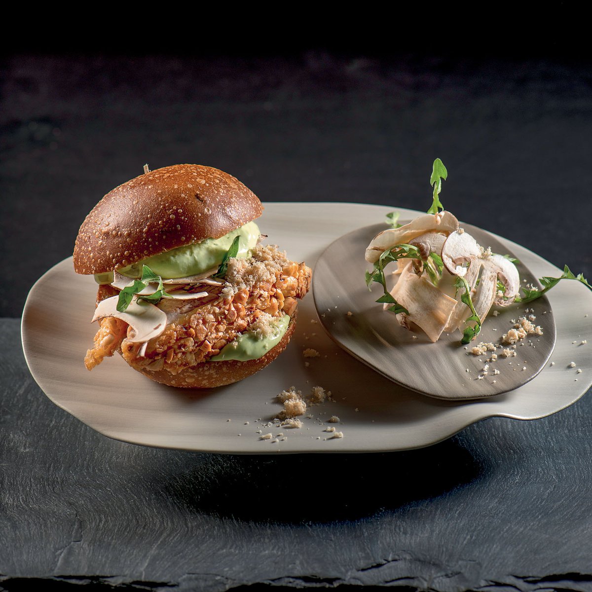 Ricetta della settimana - Hamburger di faraona in crosta di nocciole dalle pagine di "Hamburger degli chef" /  Foto di Cristian Tam  / Scopri di più: tinyurl.com/yh7hemhp