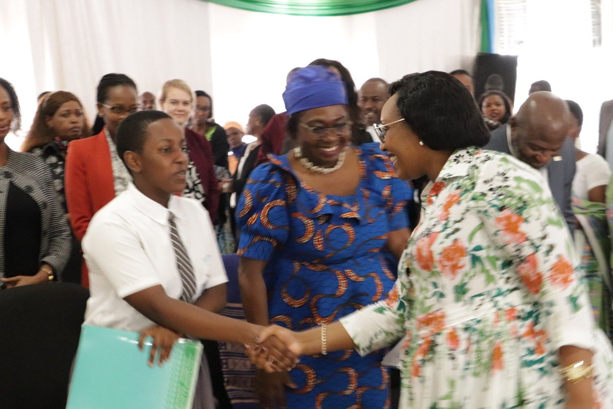RwandaGender's tweet photo. Uyu munsi u Rwanda rwifatanyije n'isi yose kwizihiza Umunsi Mpuzamahanga w’Umwana w’Umukobwa. 
Urizihizwa mu turere twose,ku rwego rw'Igihugu ni mu ishuri “Fawe Girls’ School”@Gasabo_District.
Insanganyamatsiko y'uyu mwaka ni “None ni twe: Uburenganzira bwacu, ejo heza”.#IDGC2023 https://t.co/s7kBxMJ0yo