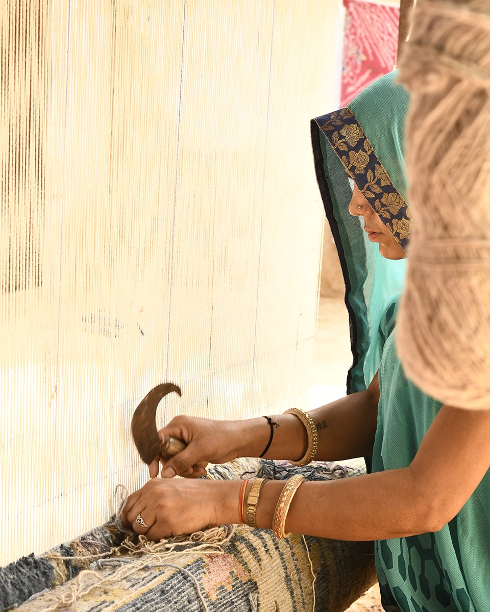 GlobalSaraswati's tweet photo. #rugs #artisans #artist #rugs #craftsmanship #handmade #handmaderugs #carpets
#modernrugs #craftingbeauty #luxurydecor #homedecorinspiration #weavers
#weavingmagic https://t.co/pOfykt02ej
