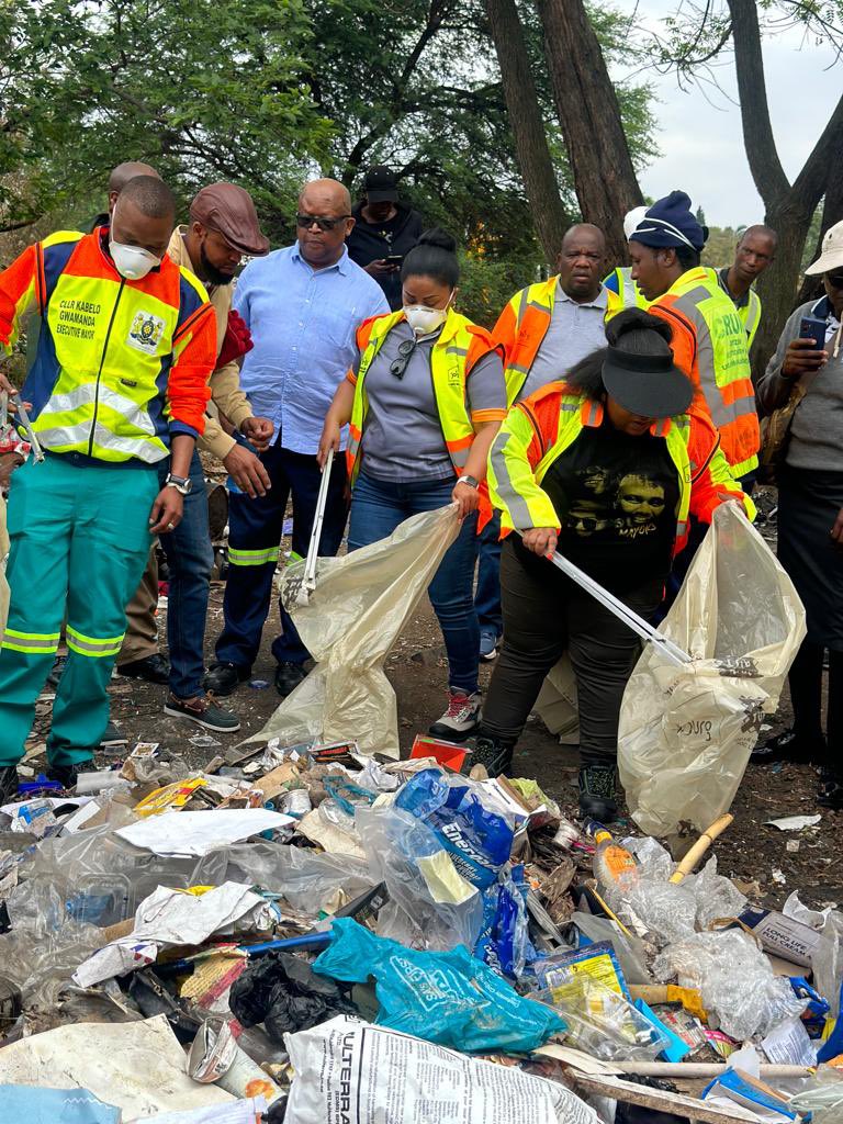 Eunice_Mgcina's tweet photo. We're back on the ground in Region C for City of Joburg's Service Delivery prog. Join Exec Mayor, Cllrs & City employees to fix problems & create safer City. #WeServeJoburg #JoburgCares #AskDevPlanJozi #DevelopmentPlanningCoJ #servicedelivery https://t.co/8XskH4xNbv