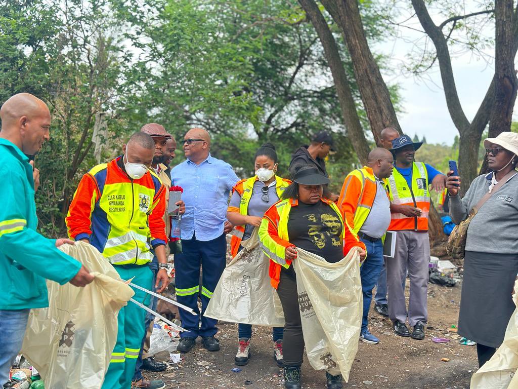 Eunice_Mgcina's tweet photo. We're back on the ground in Region C for City of Joburg's Service Delivery prog. Join Exec Mayor, Cllrs & City employees to fix problems & create safer City. #WeServeJoburg #JoburgCares #AskDevPlanJozi #DevelopmentPlanningCoJ #servicedelivery https://t.co/8XskH4xNbv