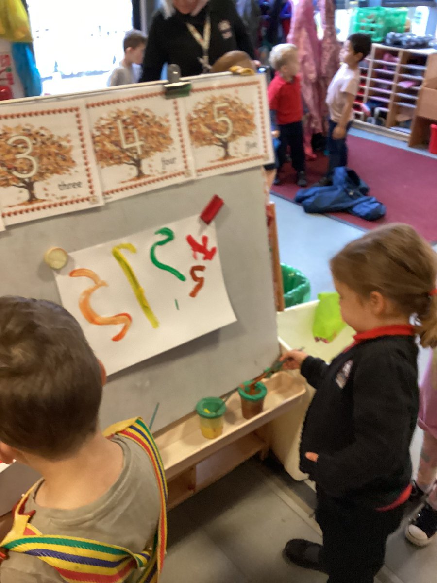 CarlibarNursery's tweet photo. Painting numbers from the picture cards. #numeracy #numberformation  #visualprovocations #autumnleaves https://t.co/sICpxz77qV