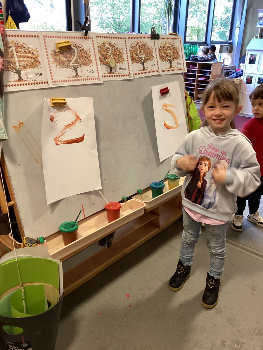 CarlibarNursery's tweet photo. Painting numbers from the picture cards. #numeracy #numberformation  #visualprovocations #autumnleaves https://t.co/sICpxz77qV